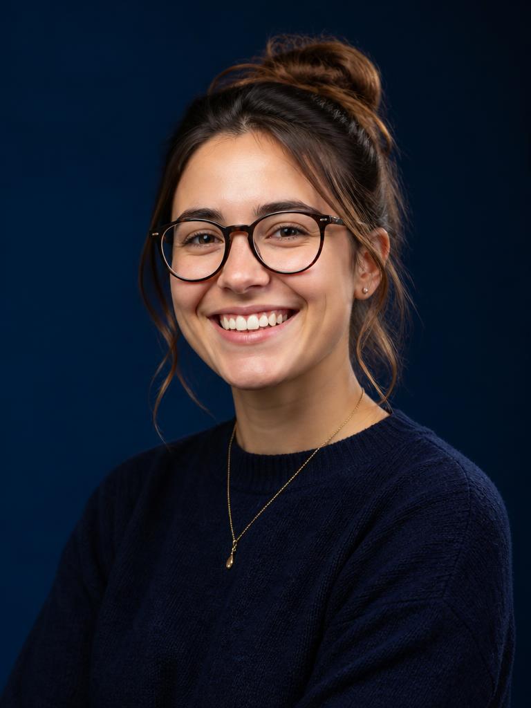 Estudiante de posgrado con lentes sonriendo